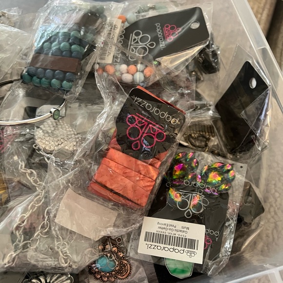 Lot of 100 pieces of Paparazzi jewelry - Picture 6 of 8